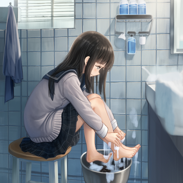 坐在小凳子上洗脚的女孩